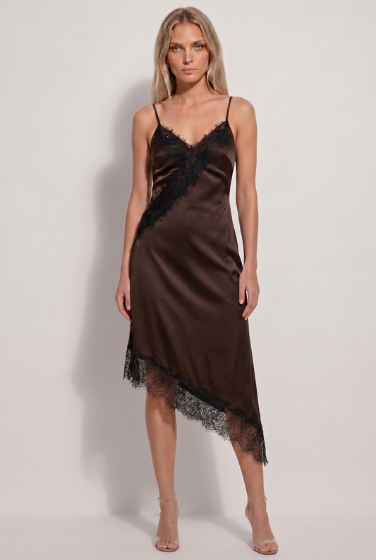 Vestido lencero asimétrico satinado en color marrón chocolate con detalles de encaje - Eutea