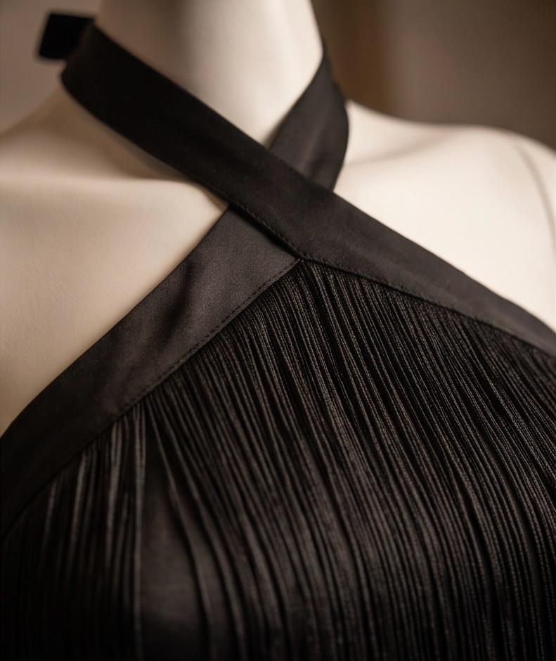 Detalle del escote halter y los flecos del Vestido Pilones negro.