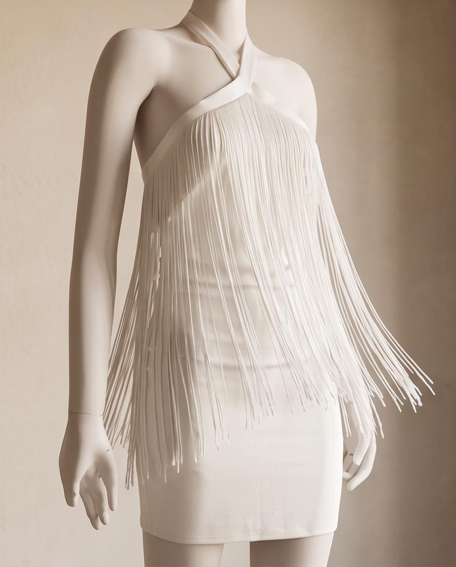 Vestido Pilones blanco presentado sobre maniquí.