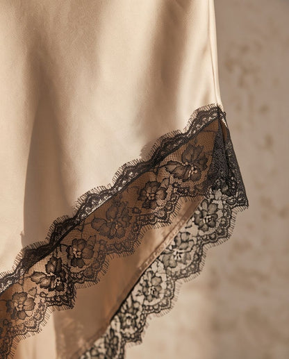 Detalle del encaje negro del vestido Somera beige